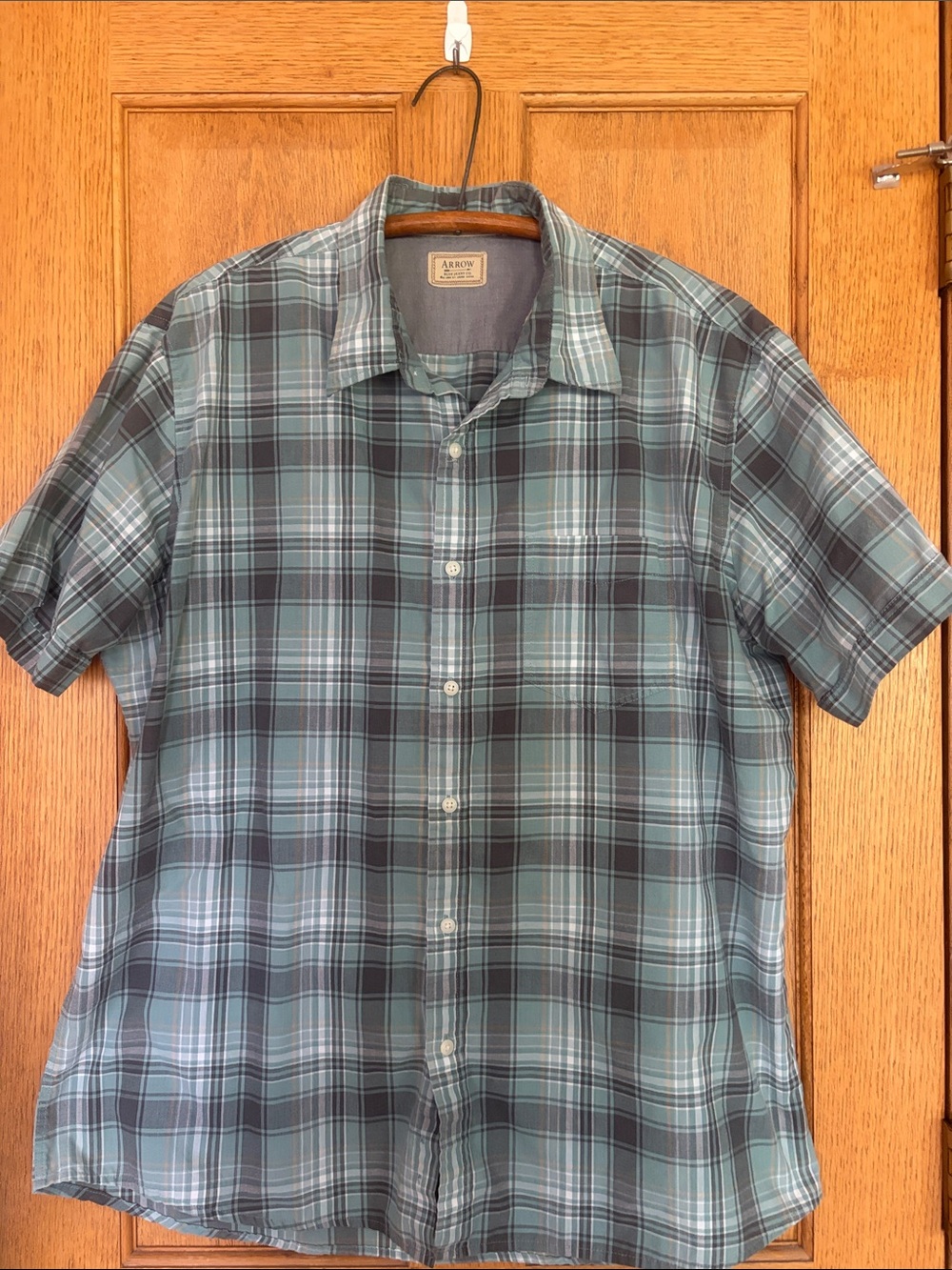 Arrow Men's Blue and Gray Plaid Short-Sleeve Button-Down Shirt